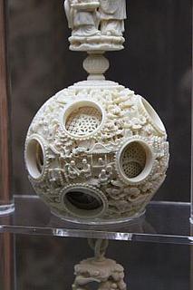 彫象牙透花人物套球.jpg